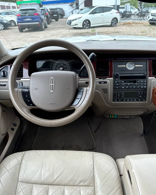 Lincoln Town Car III · Рестайлинг - Image 11