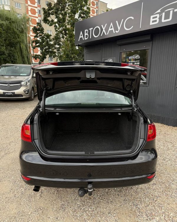 Volkswagen Jetta VI - Image 12
