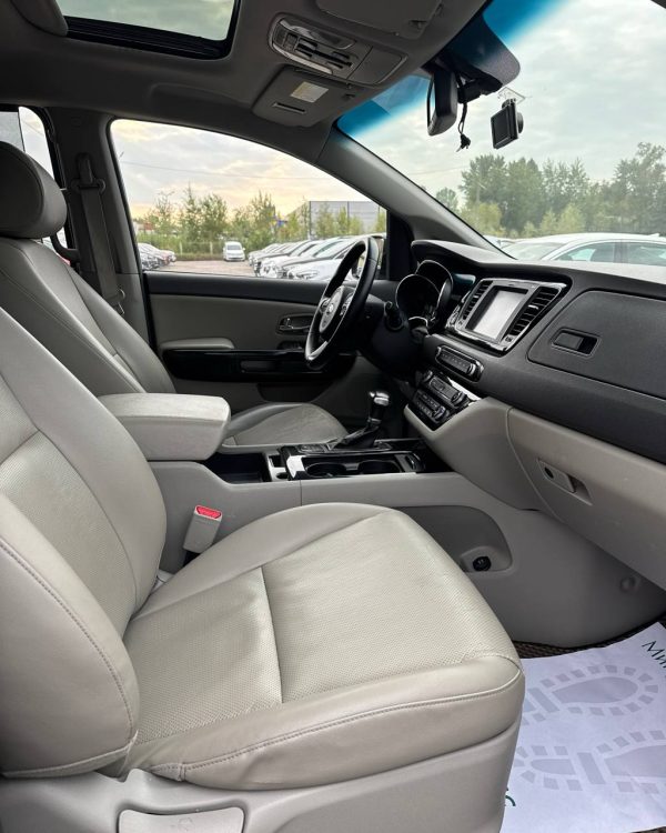 Kia Carnival III - Image 10