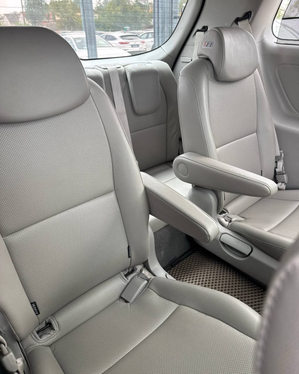 Kia Carnival III - Image 13