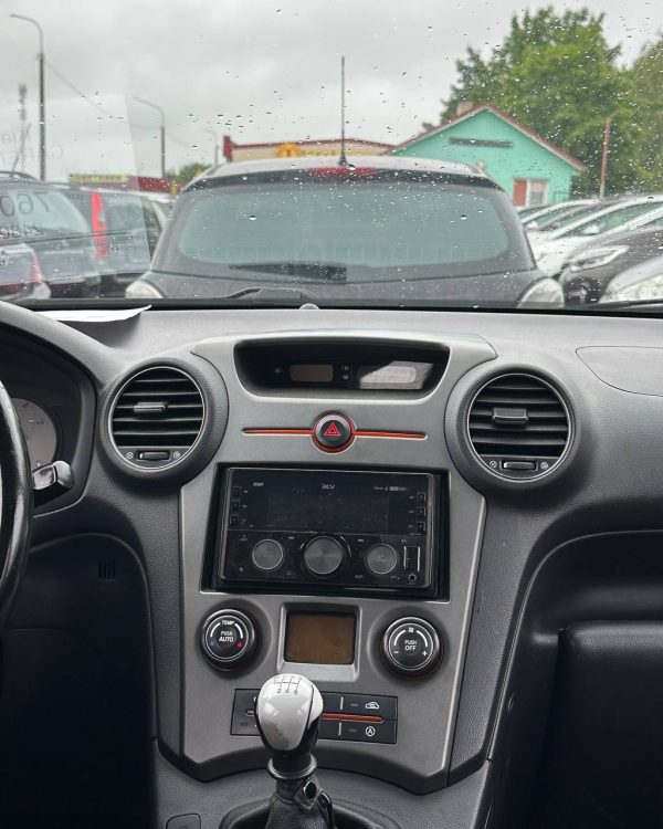 Kia Carens II - Image 10