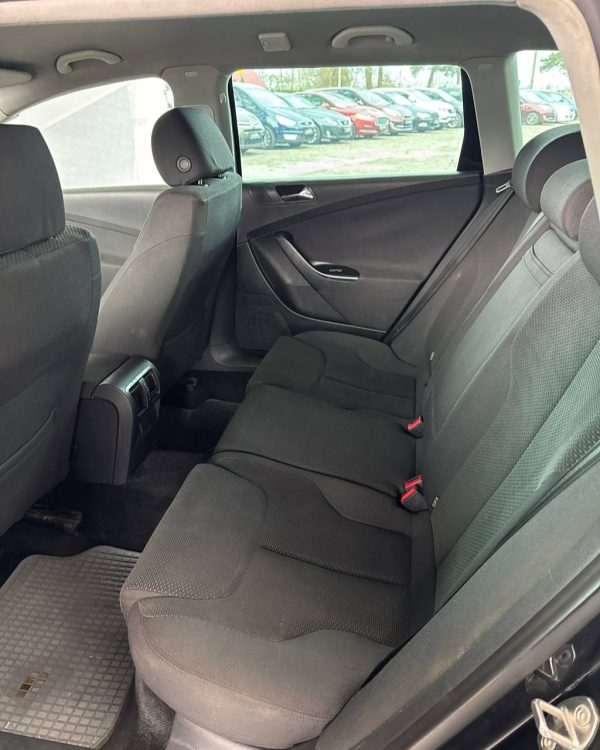 Volkswagen Passat - Image 12