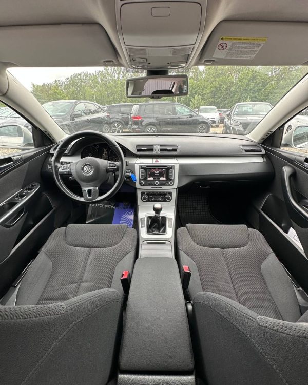 Volkswagen Passat - Image 9