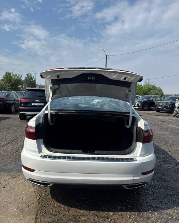 Volkswagen Jetta VII - Image 12