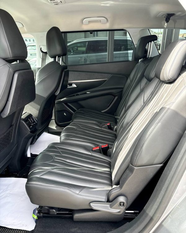 PEUGEOT 5008 - Image 12