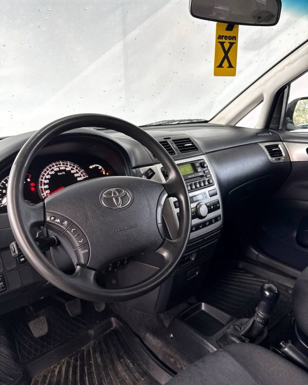 Toyota Avensis Verso I · Рестайлинг - Image 11