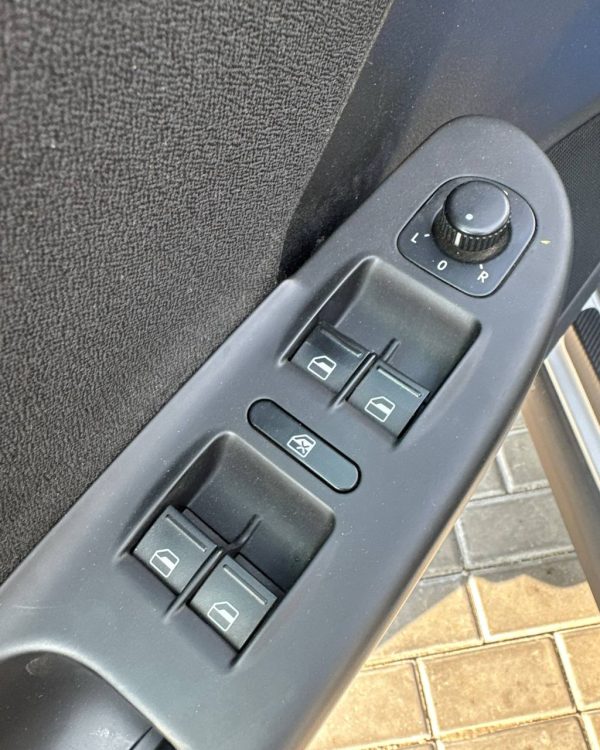Volkswagen Passat B6 - Image 17
