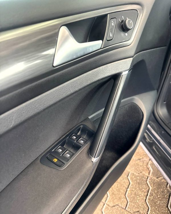 Volkswagen e-Golf VII - Image 9