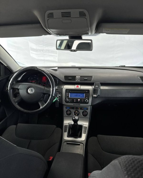 Volkswagen Passat - Image 11