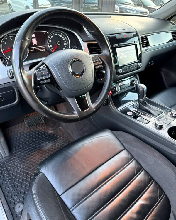 Volkswagen Touareg II - Image 11