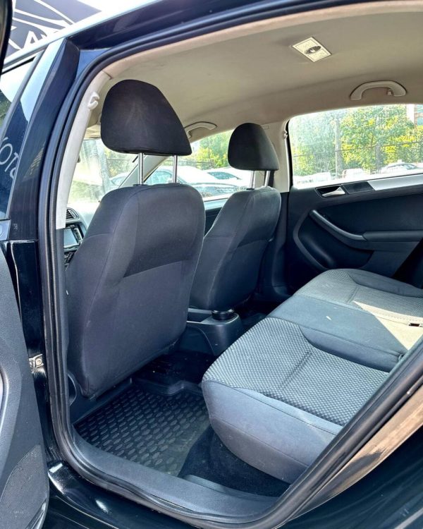 Volkswagen Jetta VI - Image 12