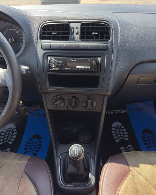 Volkswagen Polo Sedan I · Рестайлинг - Image 16