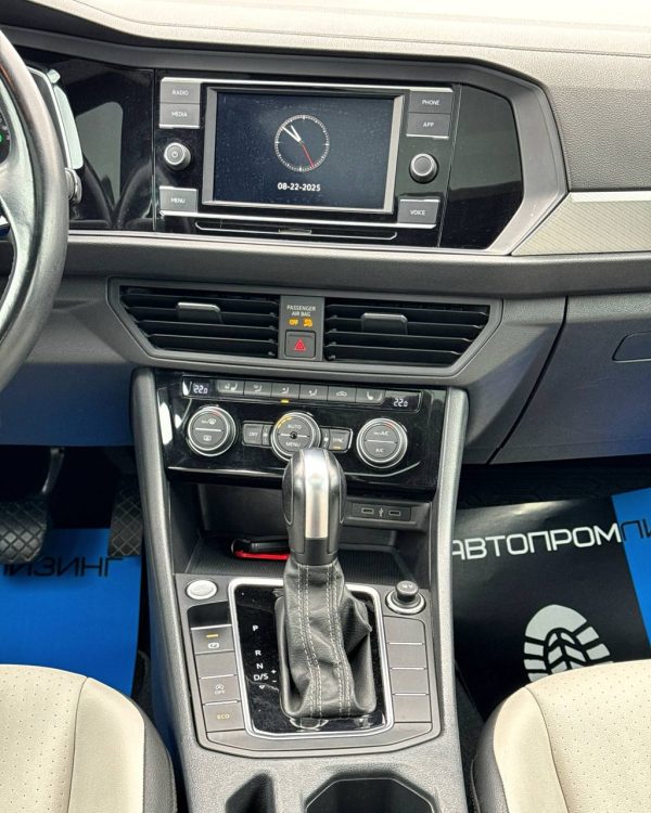 Volkswagen Jetta VII - Image 12