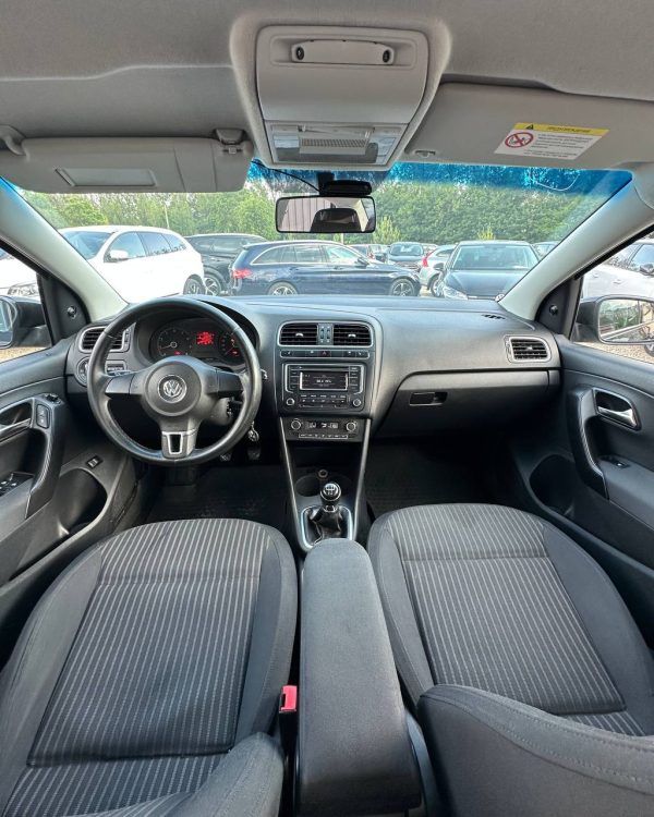 Volkswagen Polo Sedan I - Image 9