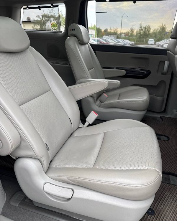Kia Carnival III - Image 11