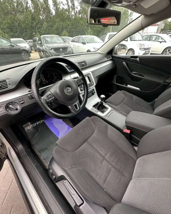 Volkswagen Passat - Image 7
