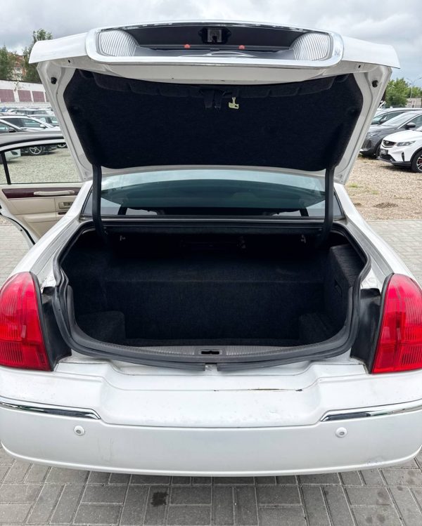 Lincoln Town Car III · Рестайлинг - Image 18