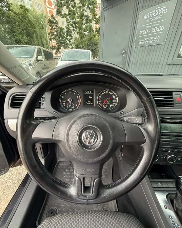 Volkswagen Jetta VI - Image 11