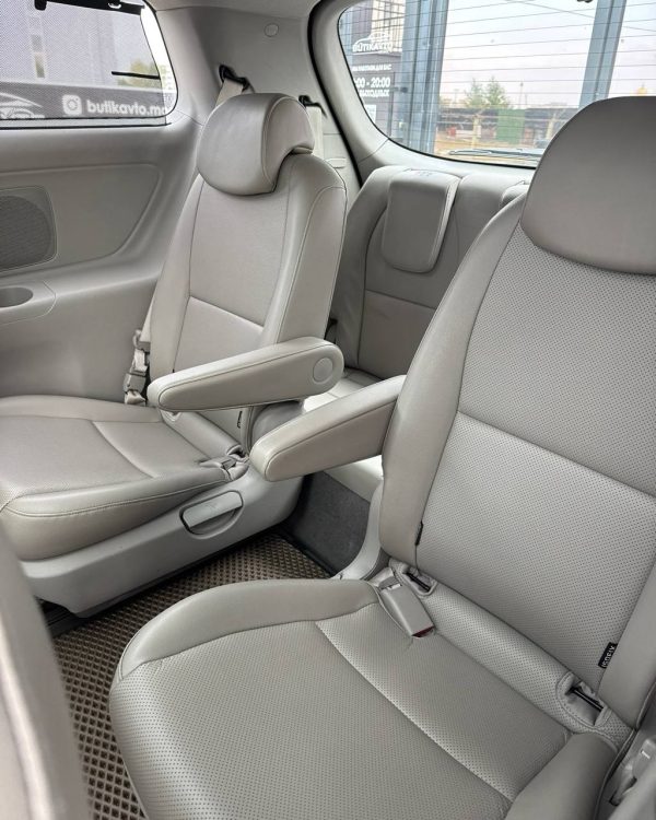 Kia Carnival III - Image 12