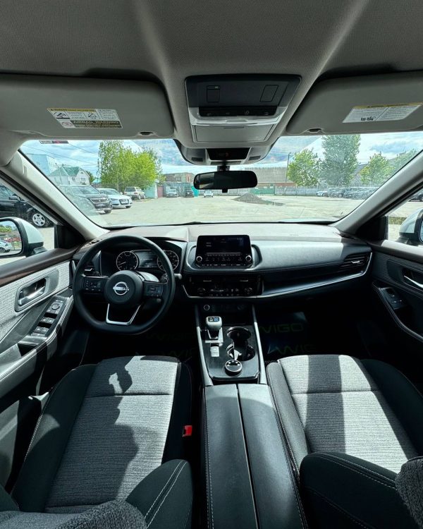 Nissan Rogue III - Image 9
