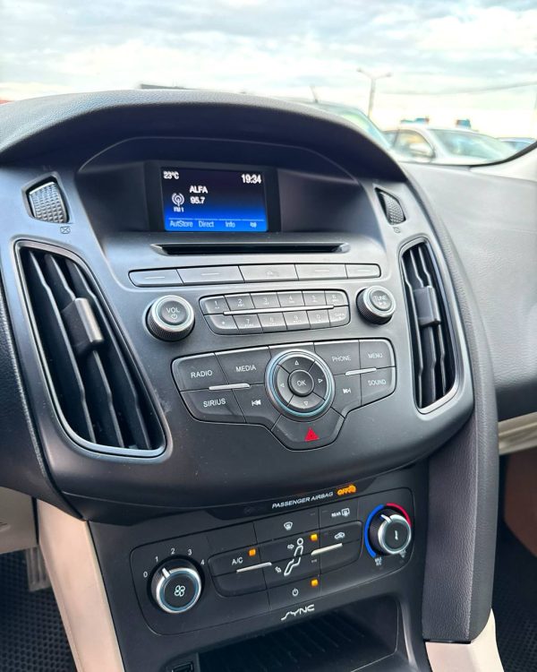 Ford Focus - Image 12