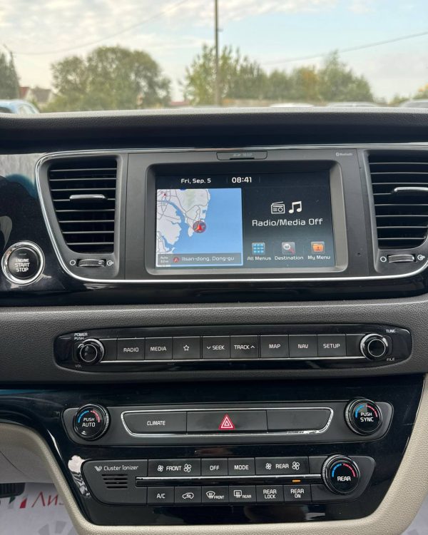 Kia Carnival III - Image 23