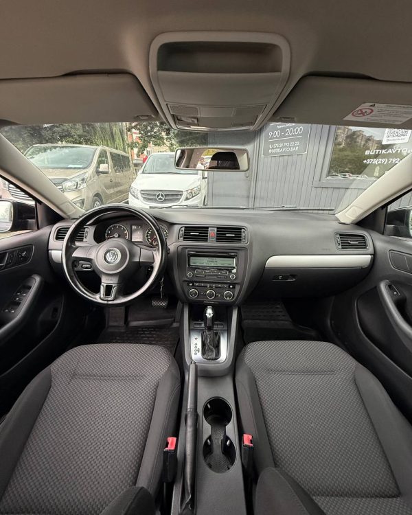 Volkswagen Jetta VI - Image 9