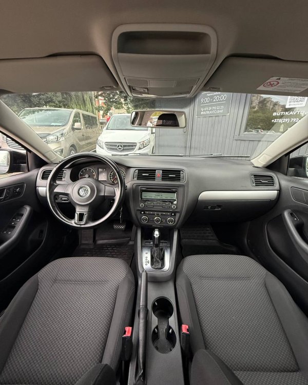 Volkswagen Jetta VI - Image 9