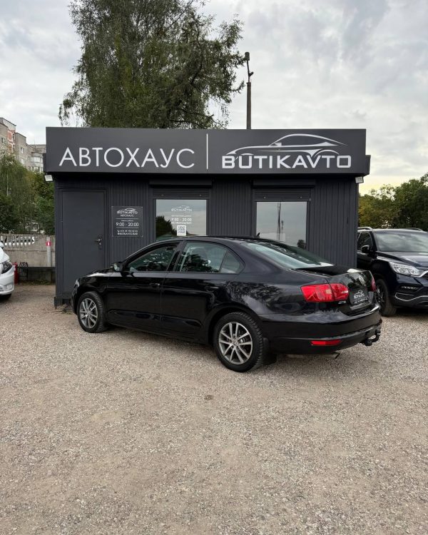 Volkswagen Jetta VI - Image 4