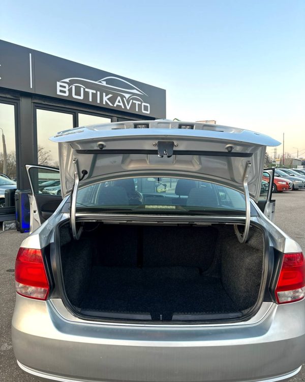 Volkswagen Polo Sedan - Image 13