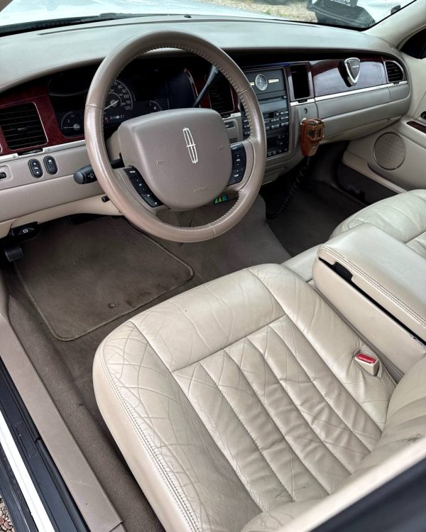 Lincoln Town Car III · Рестайлинг - Image 8