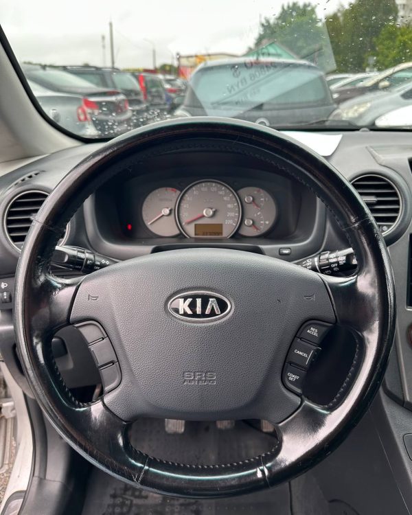 Kia Carens II - Image 11