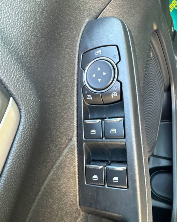 FORD ESCAPE - Image 19