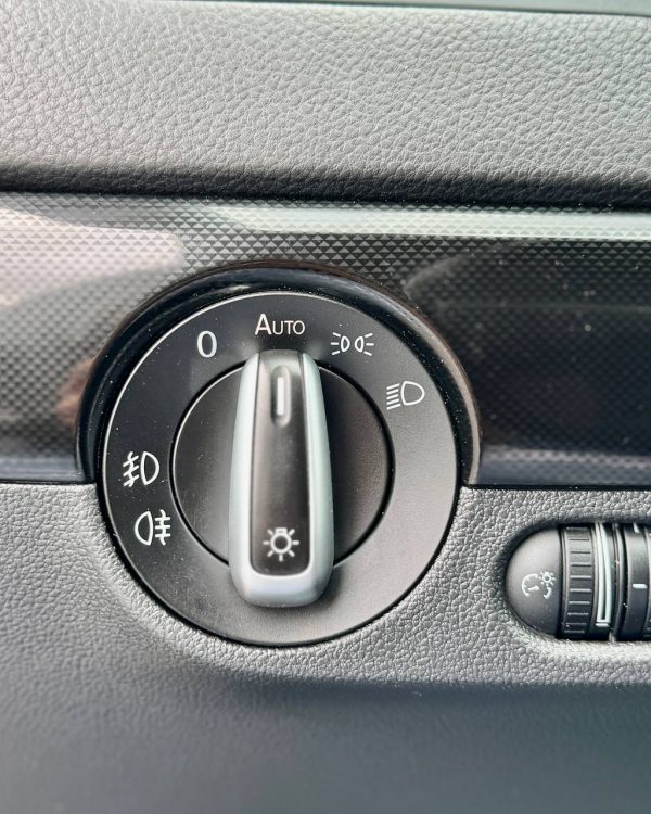 Volkswagen Jetta VI - Image 18