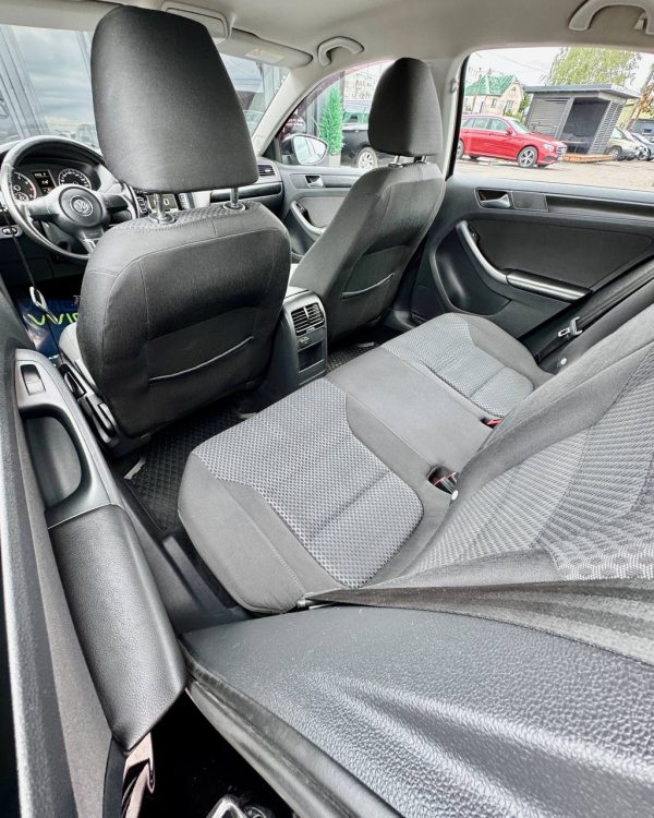 Volkswagen Jetta VI - Image 11