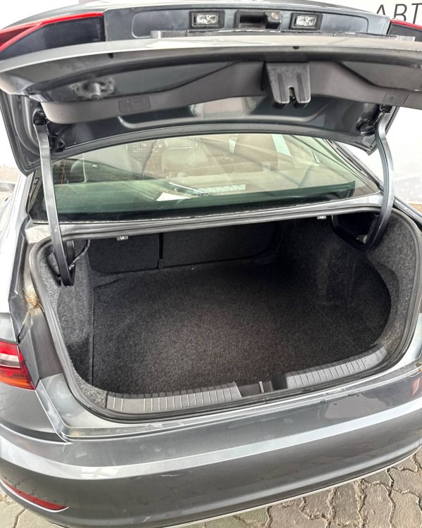 Volkswagen Jetta VII - Image 10