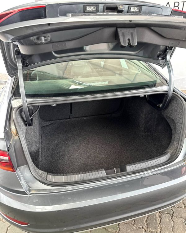 Volkswagen Jetta VII - Image 10