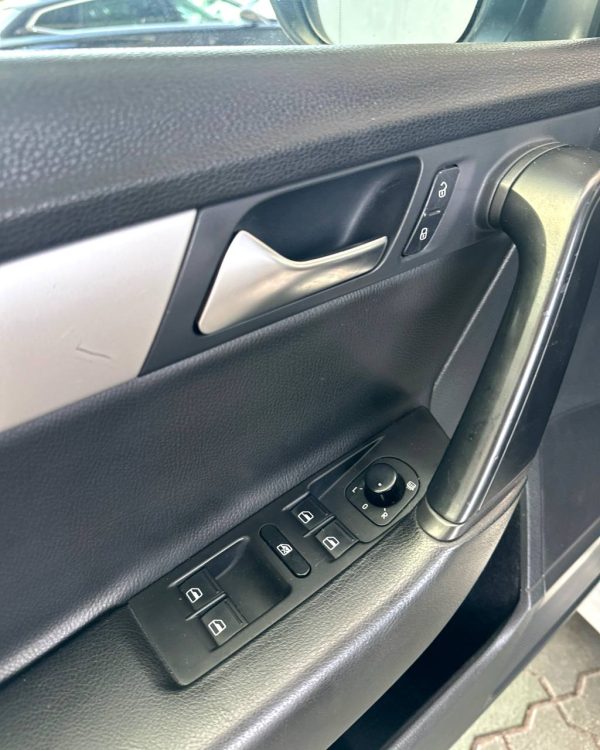 Volkswagen Passat B7 - Image 9