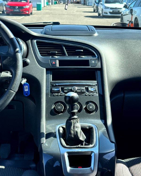 Peugeot 5008 I · Рестайлинг - Image 12