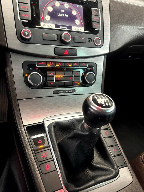 Volkswagen Passat B7 - Image 13