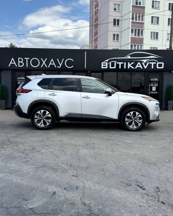 Nissan Rogue III - Image 8