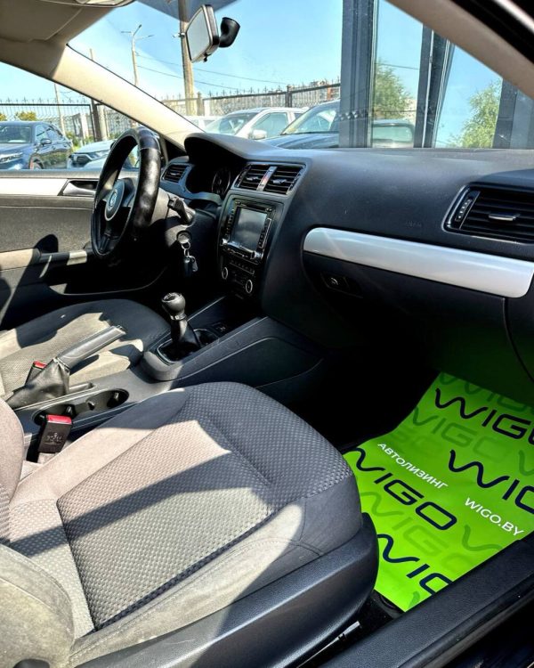Volkswagen Jetta VI - Image 11