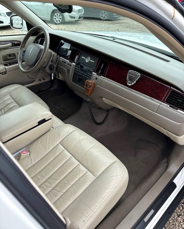 Lincoln Town Car III · Рестайлинг - Image 9