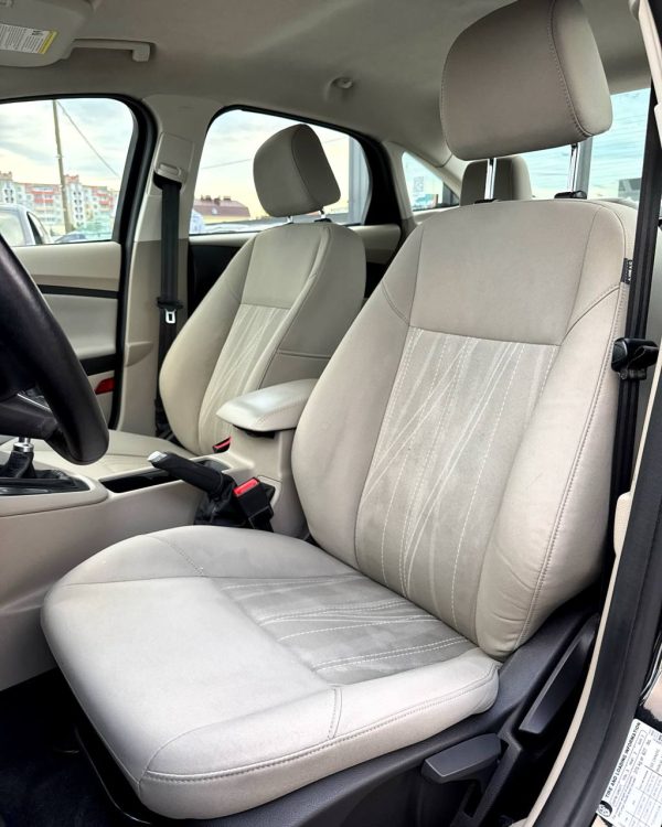 Ford Focus - Image 10