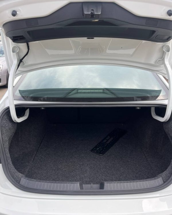 Volkswagen Jetta VII - Image 12