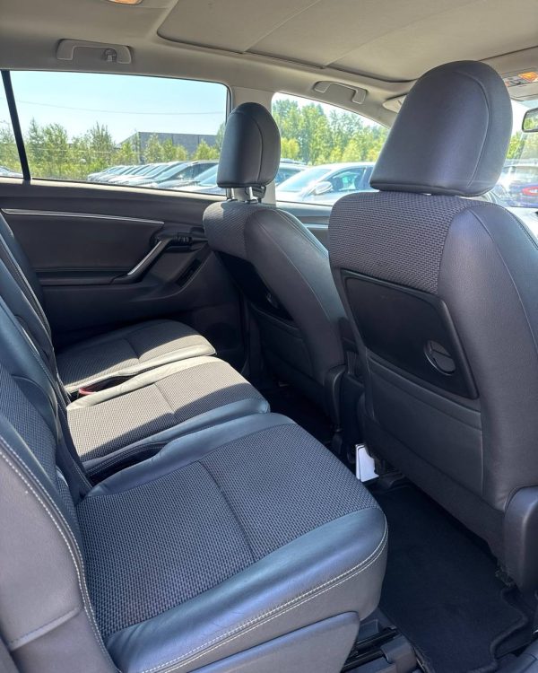 Toyota Verso I · Рестайлинг - Image 11