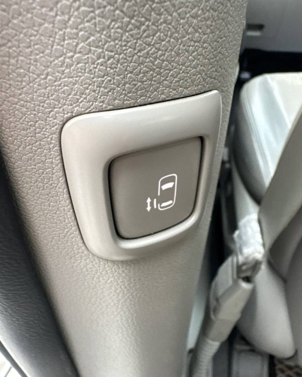 Kia Carnival III - Image 19