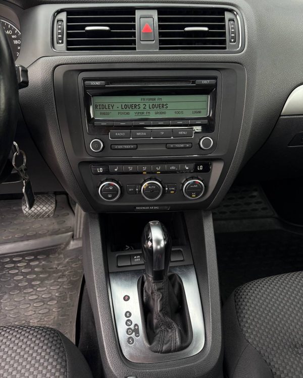 Volkswagen Jetta VI - Image 10