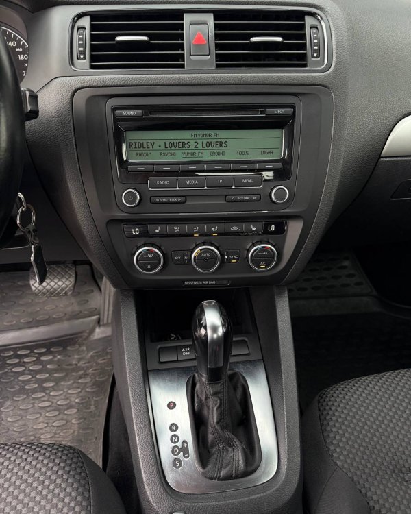 Volkswagen Jetta VI - Image 10