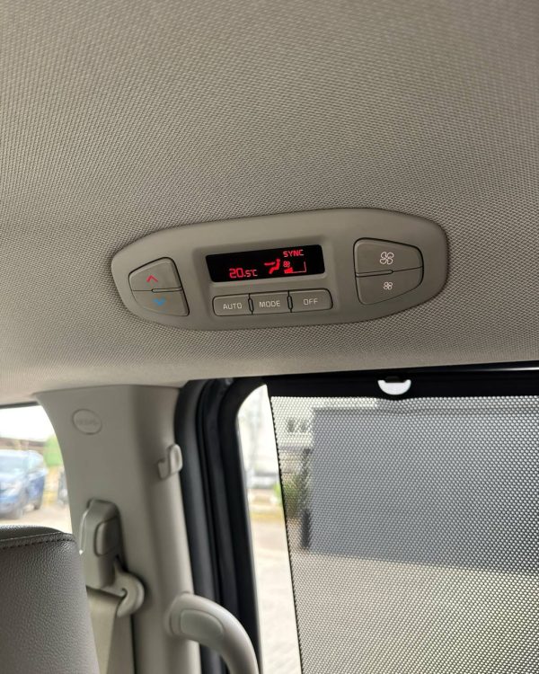 Kia Carnival III - Image 22